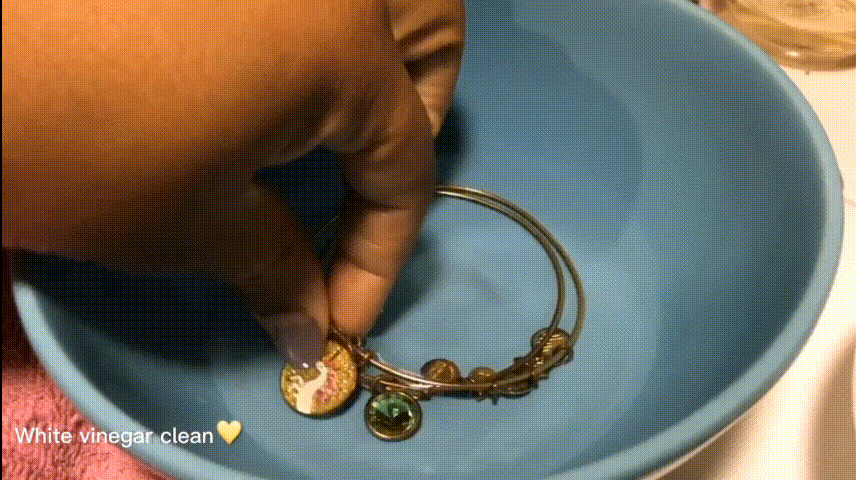 Baking Soda Cleans Stainless Steel Jewelry-01